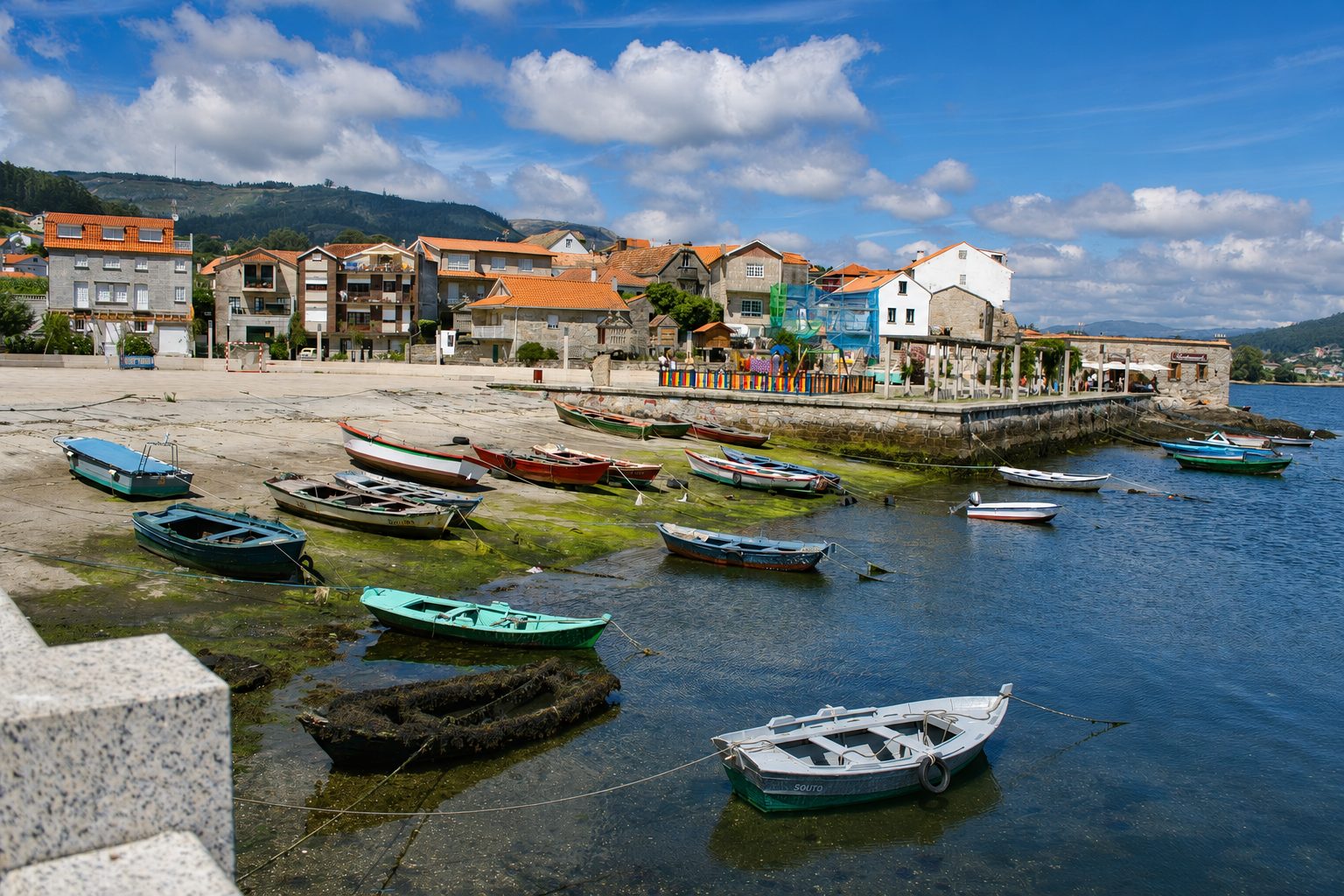 Puerto y hórreos de Combarro